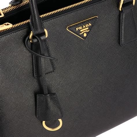 prada tasche mit logo prägung|prada handtaschen.